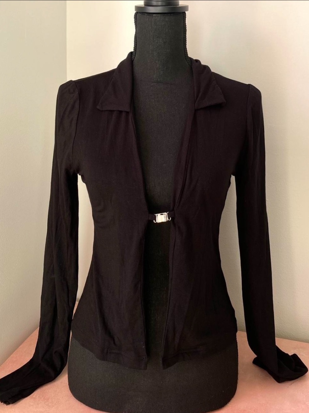 Superdown Black Long-Sleeve Open-Front Blazer with Silver Clasp